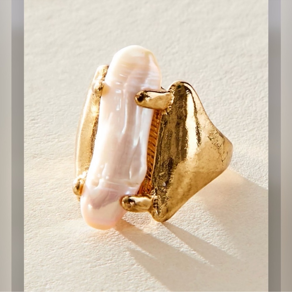 Free people Clasped Pearl Ring 
Size  7
Size 8